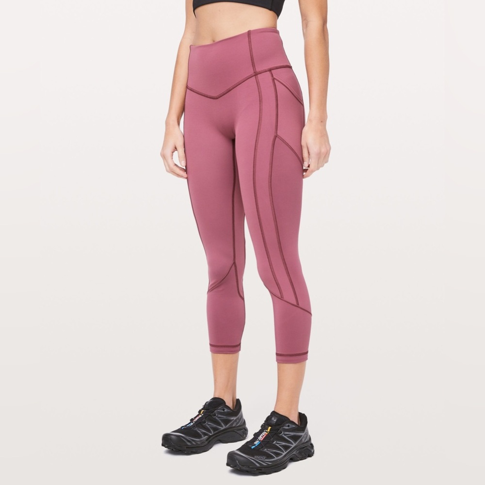 Lululemon
ALL THE RIGHT PLACES CROP II *23
Misty Merlot
Size: 6